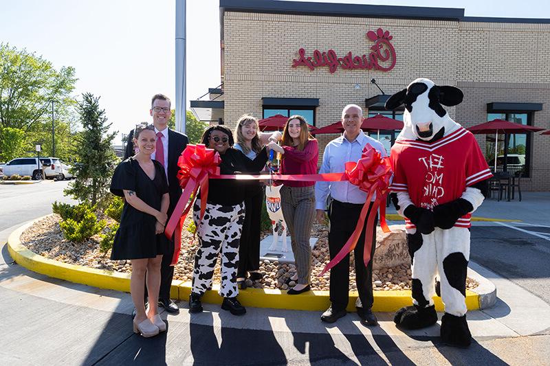 From left to right: David Daniels, Carrollton Chick-fil-A owner/operator; Ilona Kish, 在线博彩 student-artist; Reese Scott, 在线博彩 student-artist; Leah Jackson, 在线博彩 student-artist; Dr. Brendan Kelly, 在线博彩 president; and Brandy Barker, 在线博彩 faculty and executive director for creative services. 